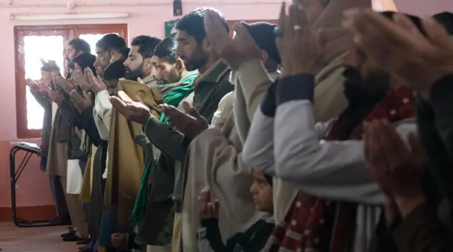 मस्जिद में दुआ मांगते लोग