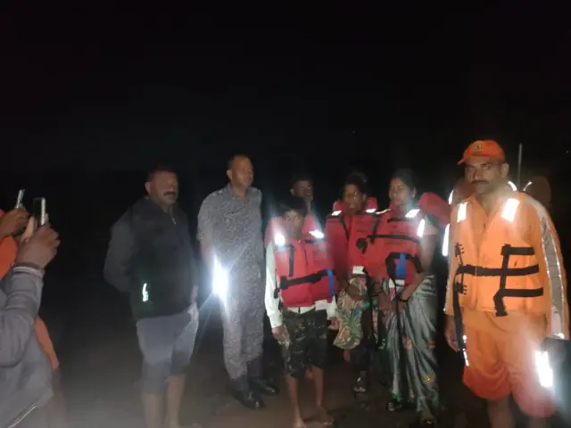 पावसाच्या पाण्यात अडकून पडलेल्या नागरिकांची एनडीआरएफ पथकाकडू सुटका