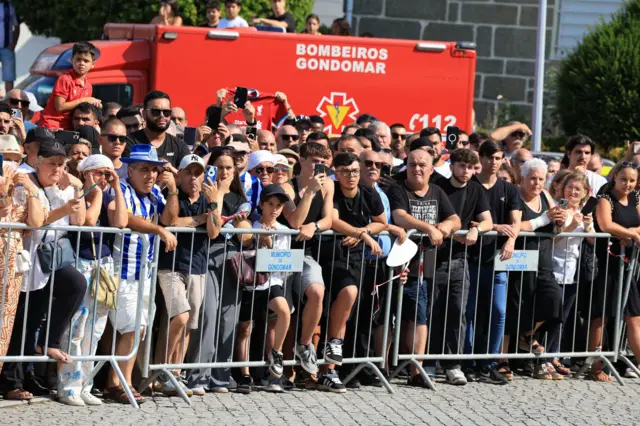 Una multitud en Gondomar, observa en silencio tras una barrera el funeral de Diogo Jota y André Silva
