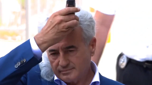 advokat se ošišao u prištini u znak protesta zbog blokade skupštine