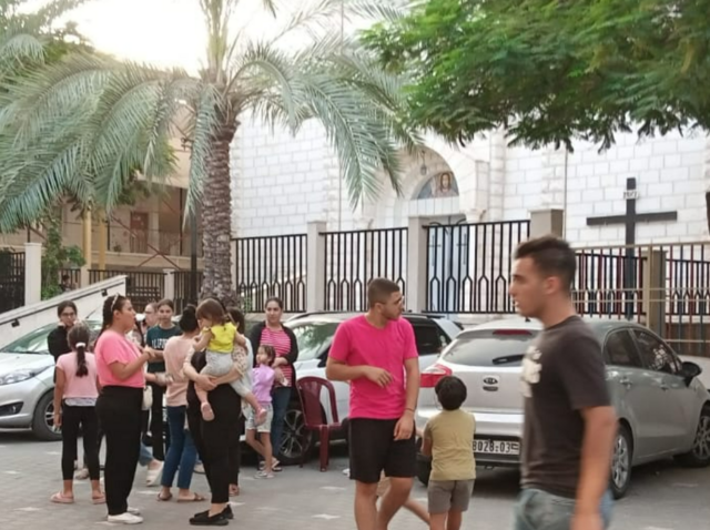 Desabrigados se reúnemapostas on line na loteria da ceffrente à igreja após início dos bombardeios