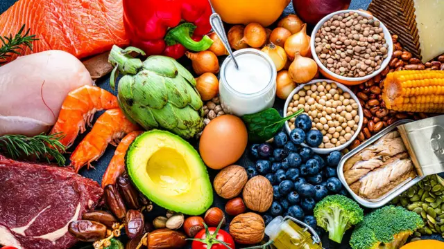 Beraneka ragam makanan dan kacang-kacangan.