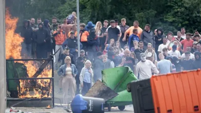 બ્રિટનના એન્ટી-ઇમિગ્રેશન પ્રદર્શનની તસવીર, ઑગસ્ટ 2024