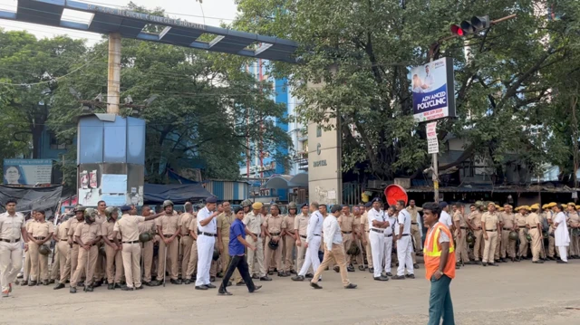 धरना स्थल पर भारी संख्या में पुलिस तैनात है. 