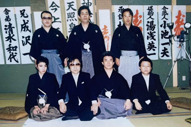 Nishimura Mako (abajo a la izquierda)