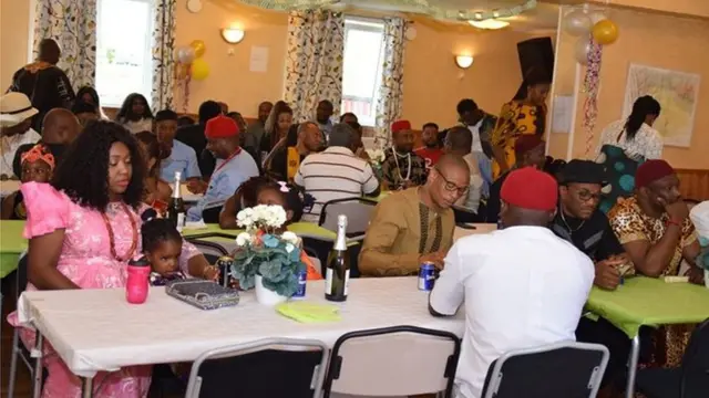 Ndị nne na nna so n'ọgbakọ ahụ. Igbo ga-adị