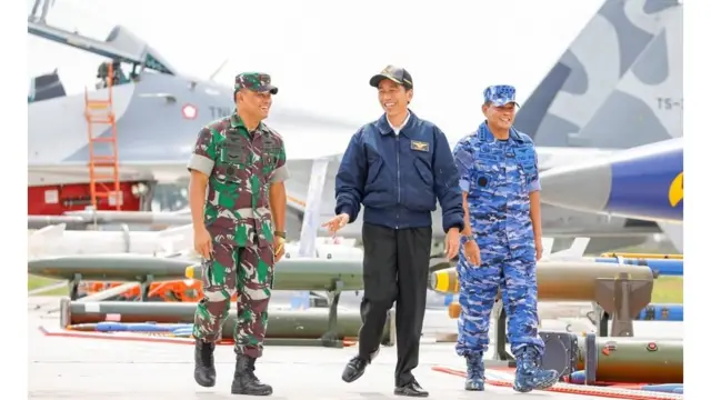 Madaxweynaha Hindoneysiya Joko Widodo iyo qaar kamid saraakisha Ciddamadda cirka