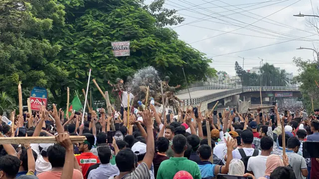 শেখ হাসিনার পতনের খবরে ঢাকার রাজপথে আন্দোলনকারীদের উচ্ছ্বাস