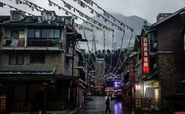 重建後的映秀開始以發展旅遊業為主。