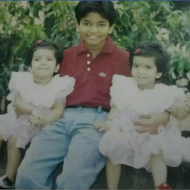 साराह सनी अपनी जुड़वा बहन और भाई के साथ.