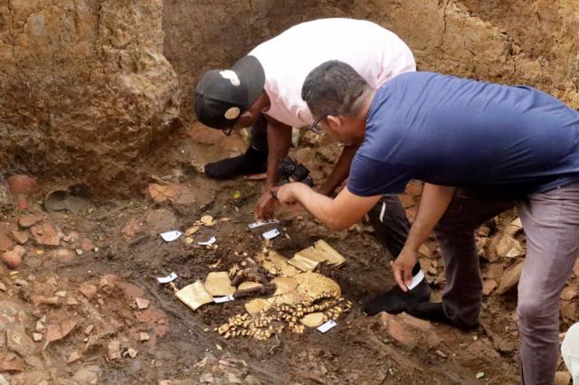 un grupo de personas escava en una tumbra prehispánica en Panamá
