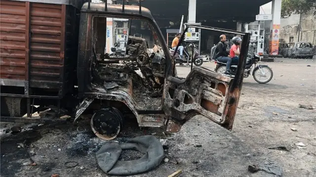 Тополоң маалында бир нече автоунаа, дүкөн жана имараттар, бир май бекет өрттөлдү