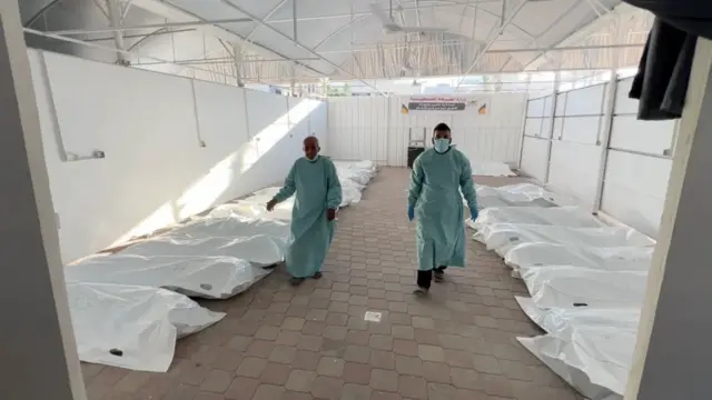 BBC yabonye amafoto menshi agaragaza iyo mirambo, amwe muri yo yatanzwe n’inzego z’ubuzima za Gaza, andi afatwa n’abakozi bakorana na bo bari ku butaka.