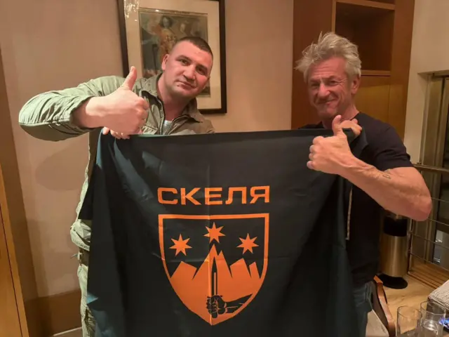 Американський актор Шон Пенн з командиром полку Юрієм Гаркавим 