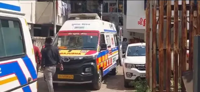 ઘટનાસ્થળે ઍમ્બુલન્સોનો કાફલો