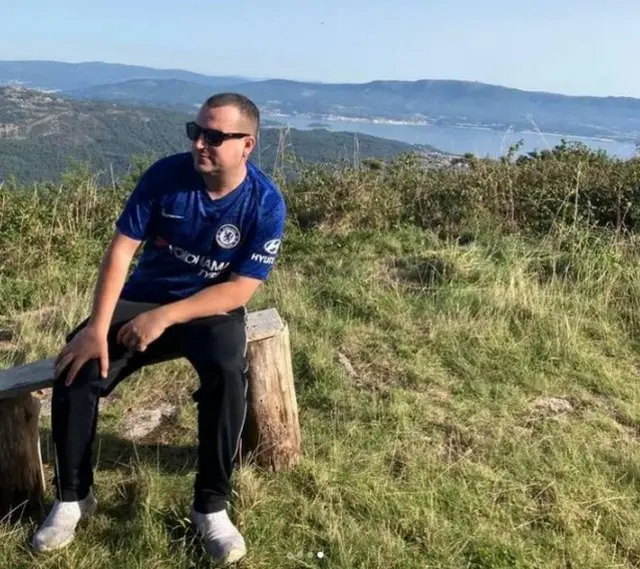 Santiago Caamaño con vistas al mar en Galicia