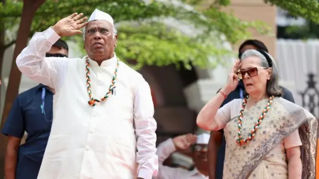 15 ऑगस्ट रोजी दिल्लीतील काँग्रेस मुख्यालयात तिरंगा फडकावताना काँग्रेस अध्यक्ष मल्लिकार्जुन खर्गे आणि ज्येष्ठ नेत्या सोनिया गांधी.