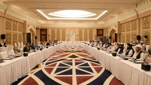 له نږدې دوه نیمې میاشتې ځنډ وروسته د حکومت او طالبانو پلاوی د خبرو پر چلنلار هوکړې ته ورسېد.