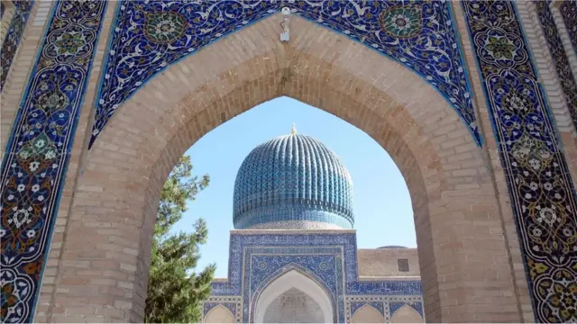 તૈમૂર લંગને વિશાળ ગર-એમીર મકબરામાં દફન કરાયા છે