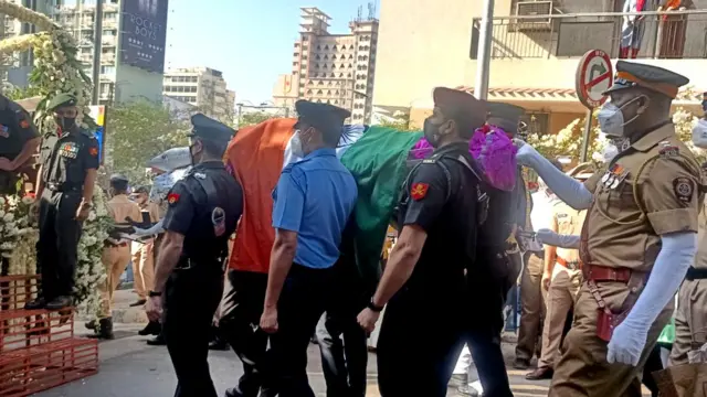 લતાજીનો પાર્થિવદેહ લઈ જતા સુરક્ષાકર્મીઓ