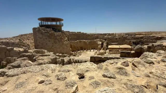 هيروديون/هيروديوم عبارة عن قلعة وقصر يقعان على قمة تل بالقرب من بيت لحم، البناء حجري وأثري بالكامل وفي المنتصف يظهر من بعيد عدد من الأعمدة الأثرية. الصورة التقطت نهاراً.