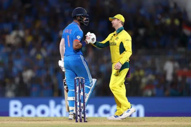 केएल राहुल को जीत की बधाई देते ऑस्ट्रेलिया के स्टीव स्मिथ