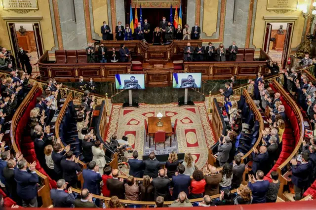 Владимир Зеленский по видеосвязи выступает перед парламентов в Испании на следующий день после визита в Бучу, 5 апреля 2022 года
