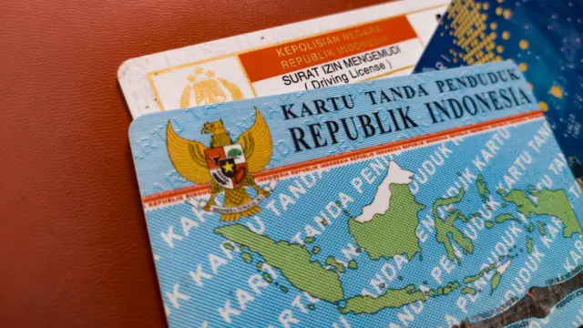 Kartu tanda penduduk Indonesia.