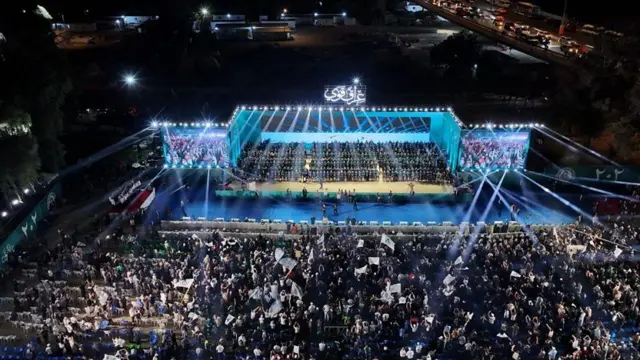 بخشی از کارزار انتخاباتی صادقون وابسته به عصائب اهل‌ حق با شعار «عراق قدرتمند» در جریان بوده است
