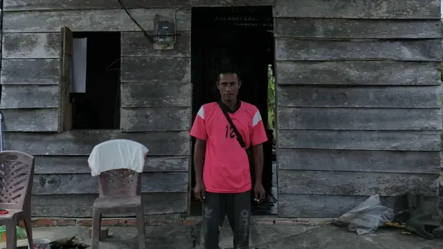 Rumah Mulyadi berdinding kayu di Sarolangun, Jambi.
