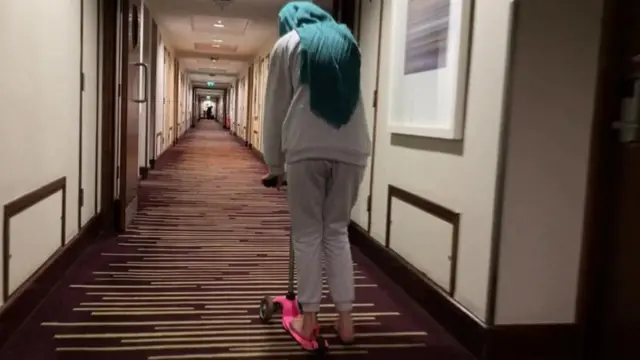 پناهجویان منتقل شده از افغانستان ماه‌هاست که در هتل‌ها زندگی می‎‎‌کنند