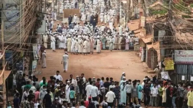 ভারতের প্রধানমন্ত্রী নরেন্দ্র মোদীর বাংলাদেশ সফরের সময়ে সহিংসতার দায়ে হেফাজতের বেশ কয়েকজন নেতাকে আটক করা হয়েছিলো।