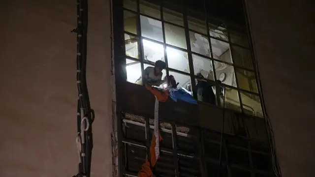 تعدادی از کارکنان و مراجعه کنندگان در طبقات بالایی کلینیک گرفتار شده بودند که ماموران آتش نشانی توانستند ۲۰ نفر از آنها نجات دادند