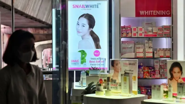 দোকানে সজ্জিত প্রসাধনী সামগ্রী।