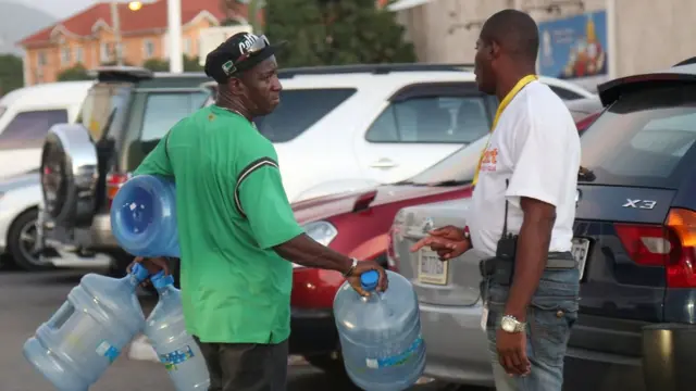 Hombres comprando agua en Kingston, Jamaica, en vísperas de la llegada del huracán Matthew.