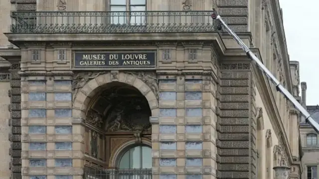 Угол здания с приставленной лестницей