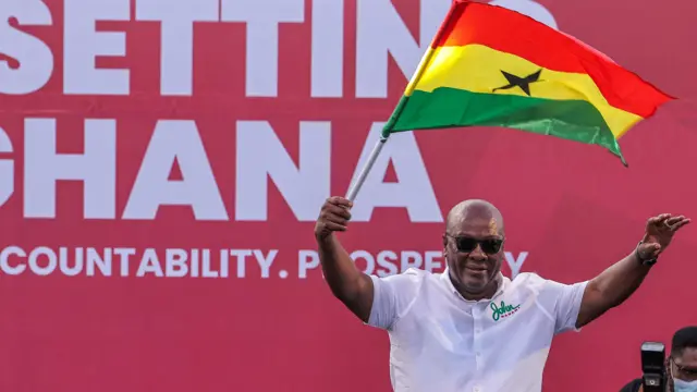 John Mahama na jam'iyyar NDC mai adawa riƙe da tutar Ghana
