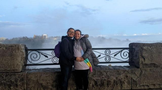 Carol e o marido, Gustavo, durante a gravidez dela