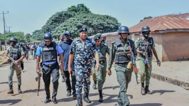 Awon olopaa ni Eruku, pẹlu kọmiṣanna won