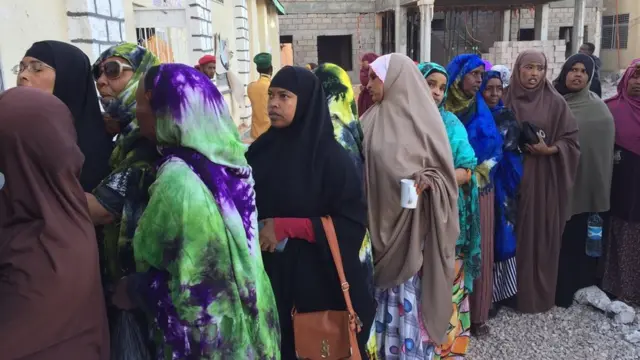 Dumar ay ka dhex muuqato gabar sidata koob oo dooneysa in ay codeyso.