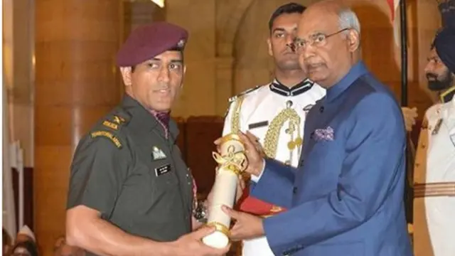 राष्ट्रपति के साथ धोनी