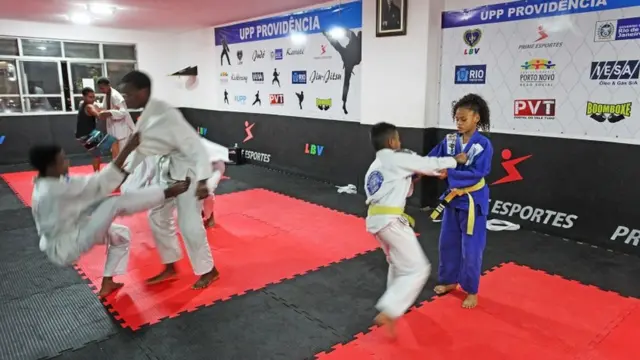 Crianças lutam jiu-jitsu