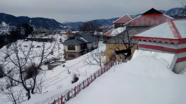 مری میں برف