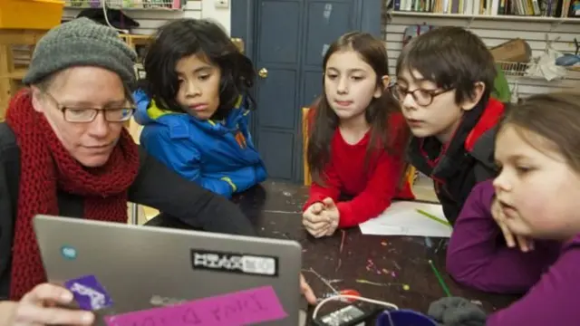 যুক্তরাষ্ট্রের ম্যাসাচ্যুসেটস অঙ্গরাজ্যের শিশুরা একটি কমিউনিটি প্লেইসে পাঠ নিচ্ছে।