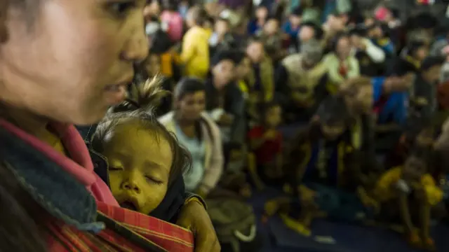 แม่กับลูกในศูนย์พักพิงชั่วคราวปากซอง แขวงจำปาศักดิ์ เขื่อนเซเปียนเซน้ำน้อยแตกทำให้น้ำท่วมสูง และผู้คนจำนวนมากต้องอพยพมาอยู่ที่ศูนย์แห่งนี้