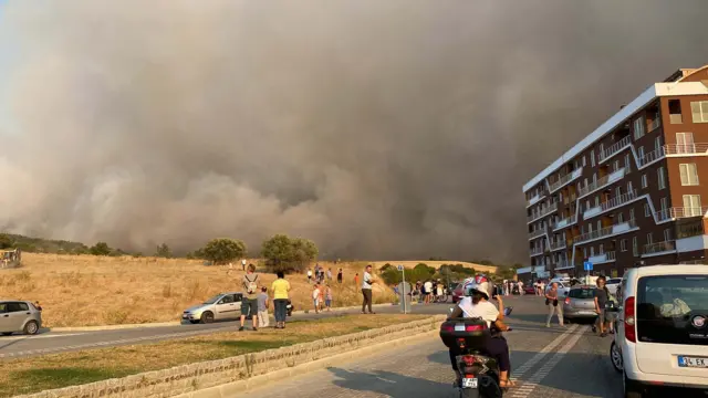Çanakkale'nin Damyeri mevkisinde çıkan orman yangınına yoğun müdahale devam ediyor. AFAD tarafından yapılan açıklamada, bölgedeki altı köyün tahliye edildiği, üç köydeki vatandaşların da tahliyelerinin sürdüğü belirtildi.