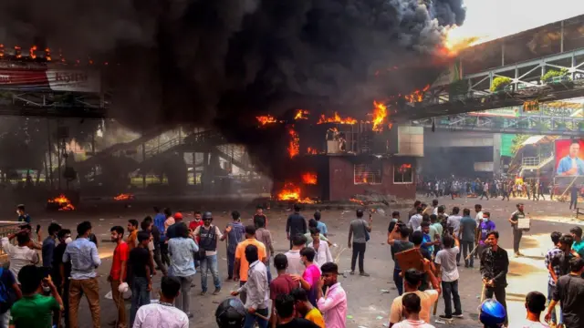 আন্দোলন চলাকালে সরকারি বহু স্থাপনায় ভাংচুর করে আগুন দেওয়ার ঘটনা ঘটে