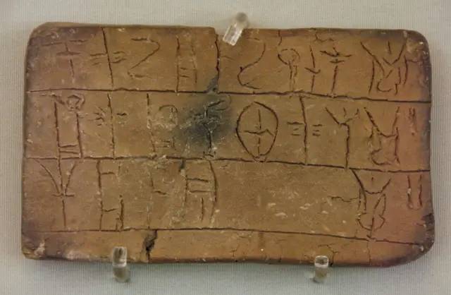Tablet tanah liat bertuliskan skrip Linear B mycenaean, Museum Arkeologi Nasional, Athena, Yunani.