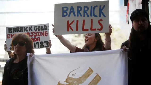 Des manifestants contre Barrick Gold