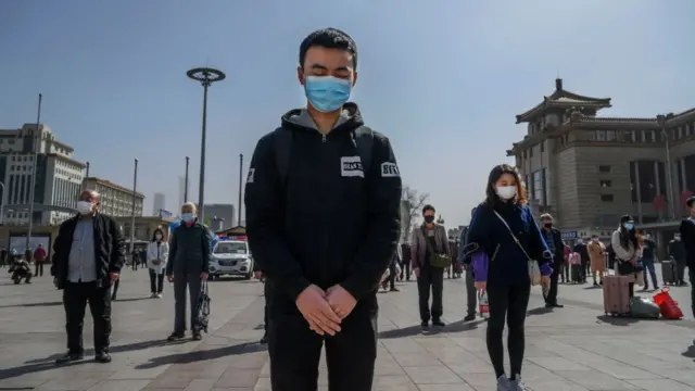 不少网友对政府组织的悼念众说纷纭,他们认为,没有追责和反思的悼念没有意义。